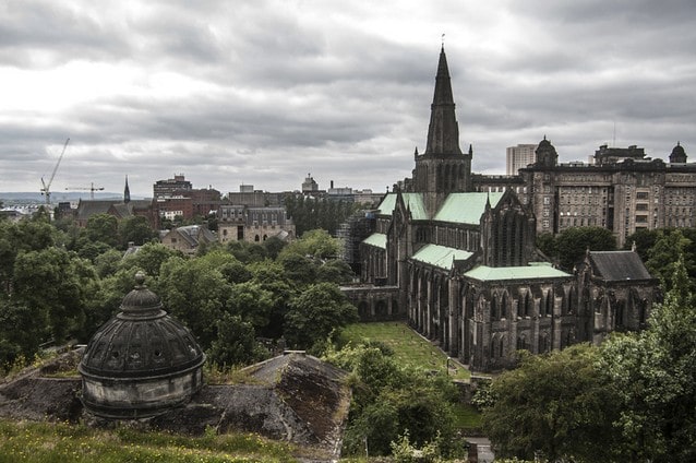Katedrála Glasgov a pohled na viktoriánský hřbitov ve Skotsku, Glasgow Necropolis