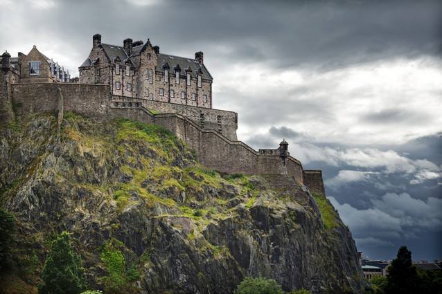 Skotsko, hráč na dudy, hrad Eilean Donan