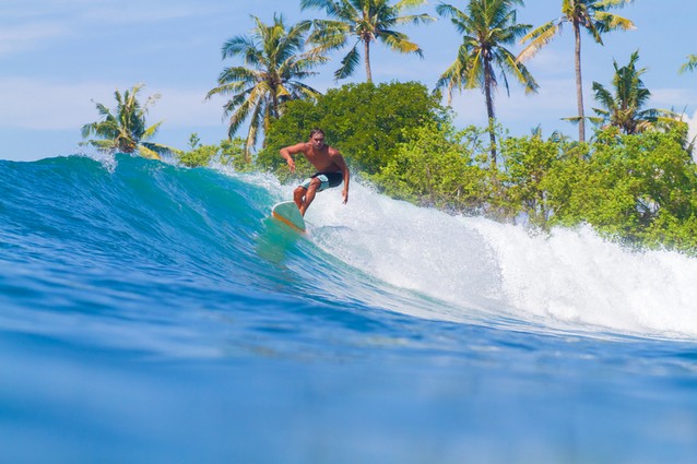 Surfer na bubnové vlně Bali Indonésie