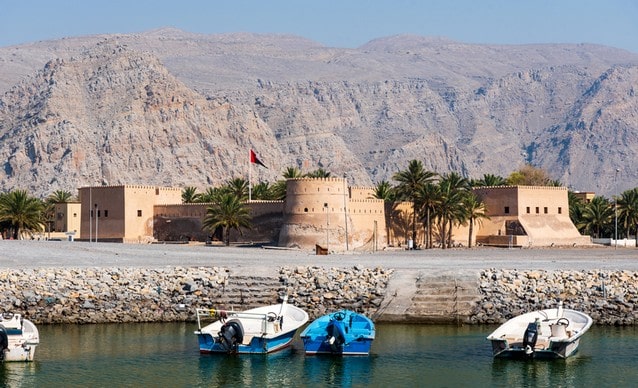 Pevnost Musandam v Ománu, v pozadí hory