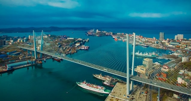 Vladivostok, přístav a Zlatý most