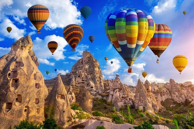 Balóny nad skalním městem v Kapadokkii