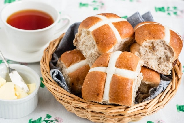 Anglické velikonoční buchtičky s křížem Hot cross buns