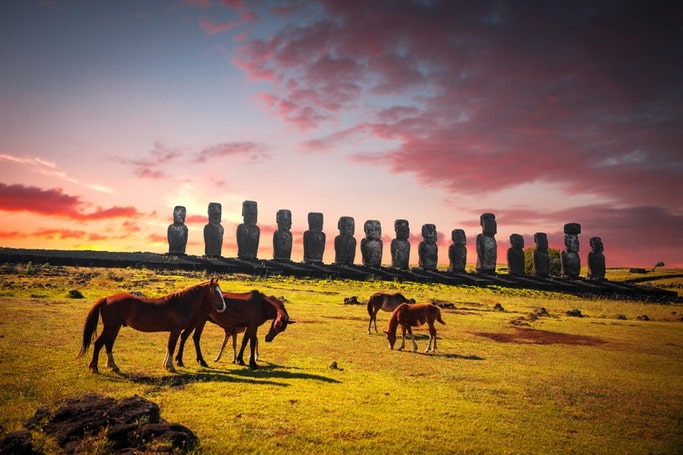 Koně v západu slunce u soch na Velikonočním ostrově