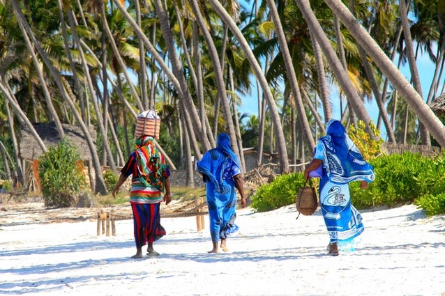 Muslimské ženy na Zanzibarské pláži