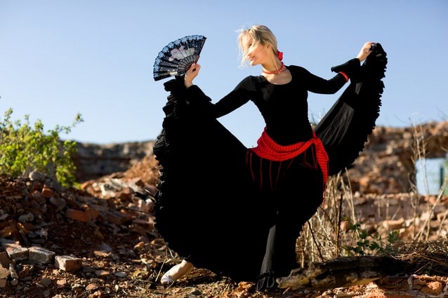 Španělské fandango flamenco tanečnice v černých šatech