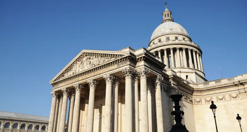 Emily se nastěhovala do bytu nedaleko Pantheonu, který stojí za zastávku